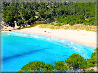 La spettacolare spiaggia di Trebalúger, a prima vista, rende chiaro perché è una delle bandiere dei conservazionisti di Menorca.