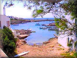Biniancolla an der Küste von San Luis, mit kleinen Häusern am Rande der Bucht von Biniancolla, bietet ein interessantes Angebot an Restaurants mit Terrassen, von denen aus man die wunderschönen Sonnenuntergänge über dem Meer betrachten kann.