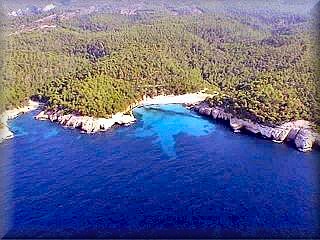 Cala Escorxada ist kleiner als Cala Trebaluger, aber es lohnt sich, etwas weiter zu wandern, um sie zu sehen. Der Sandstrand ist fein und von Pinien umgeben