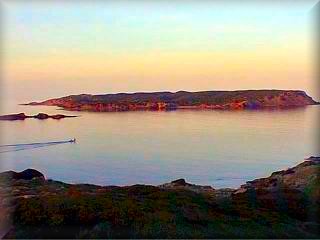 Das Inselchen Isla de Colom liegt vor dem Ort Es Grao, verfügt über zwei sehr interessante Strände und ist etwa 100 Meter von Menorca entfernt. Es gibt ein Boot, das zum Inselchen hin- und herfährt.