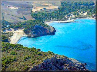 Panoramablick auf La Vall, Cala Algaiarens, wo man die zwei Strände, den Verlauf des Wildbachs, den Dünenbereich hinter Algaiarens und die landwirtschaftlichen Felder sehen kann