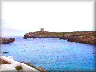 Panoramablick auf Cala Alcaufar mit Blick auf den Verteidigungsturm, ein Bunker, der vor Landungen am Strand schützte.