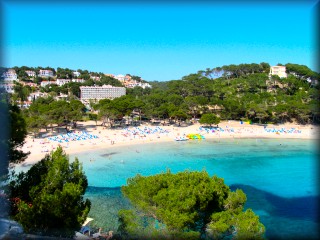 La spiaggia di Cala Galdana mostrata in tutto il suo splendore estivo, portando gioia ai turisti