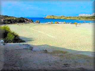 La playa del arenal de son Parc es el contacto con el mar de los grandes medanos de arena que hay por la zona, la playa esta entre la urbanizacion de Son Parc y el campo de Golf, el unico en Menorca